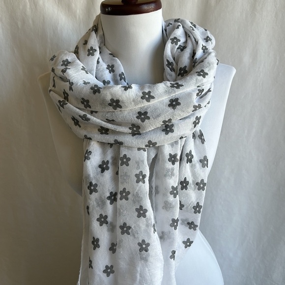 Large white scarf / wrap with gray flowers - Picture 2 of 3